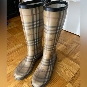 Burberry rain boots size 38 condition 6/10